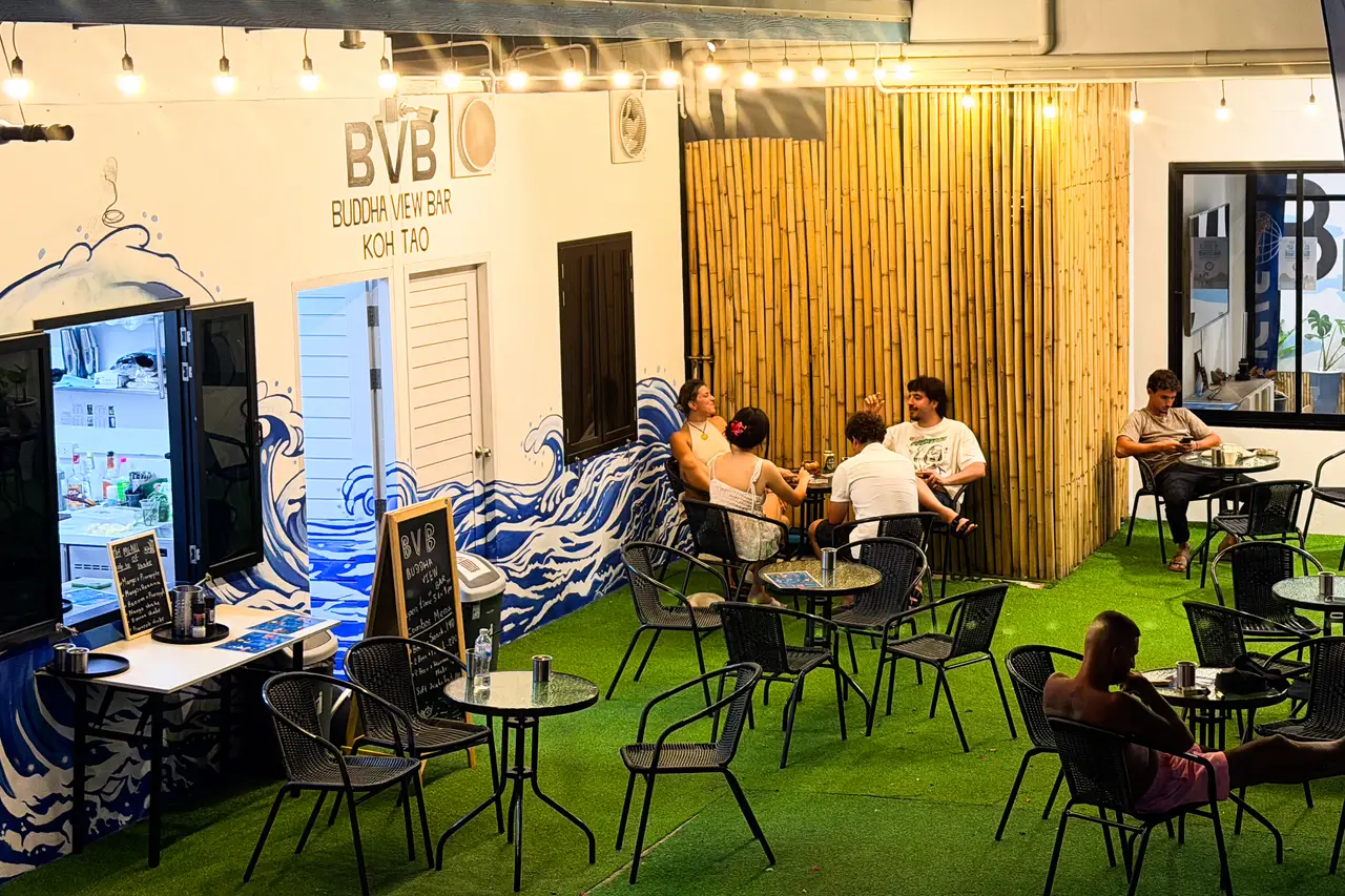 Cocktails, nachos and a burger at the BVB pool bar